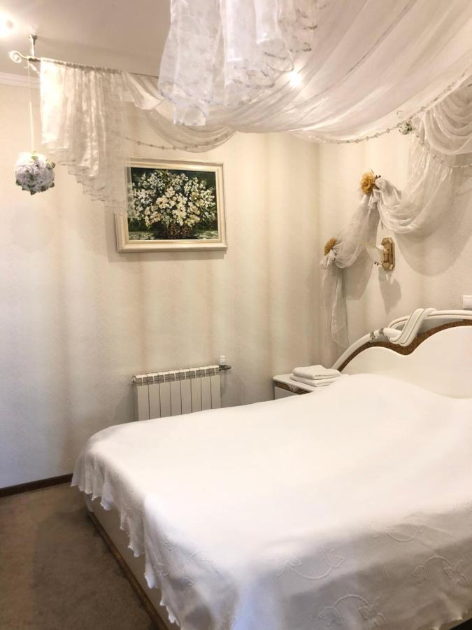 Gusarskiy Hotel And Apartment Kiev Esterno foto